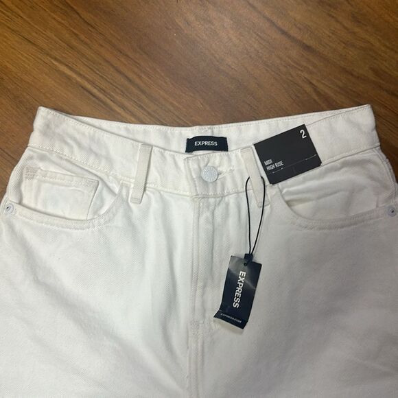 NWT Express Mid High Rise Waisted White Bermuda Jean Shorts Sz 2 - Picture 2 of 9